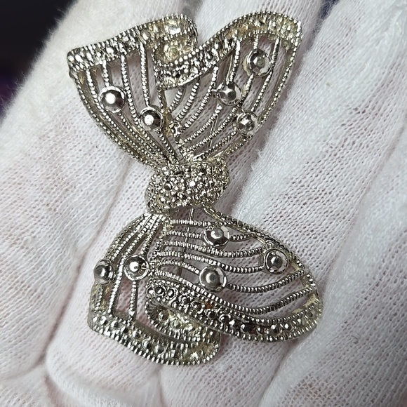 Elegant Silver Tone Bow Brooch - Picture 13 of 14